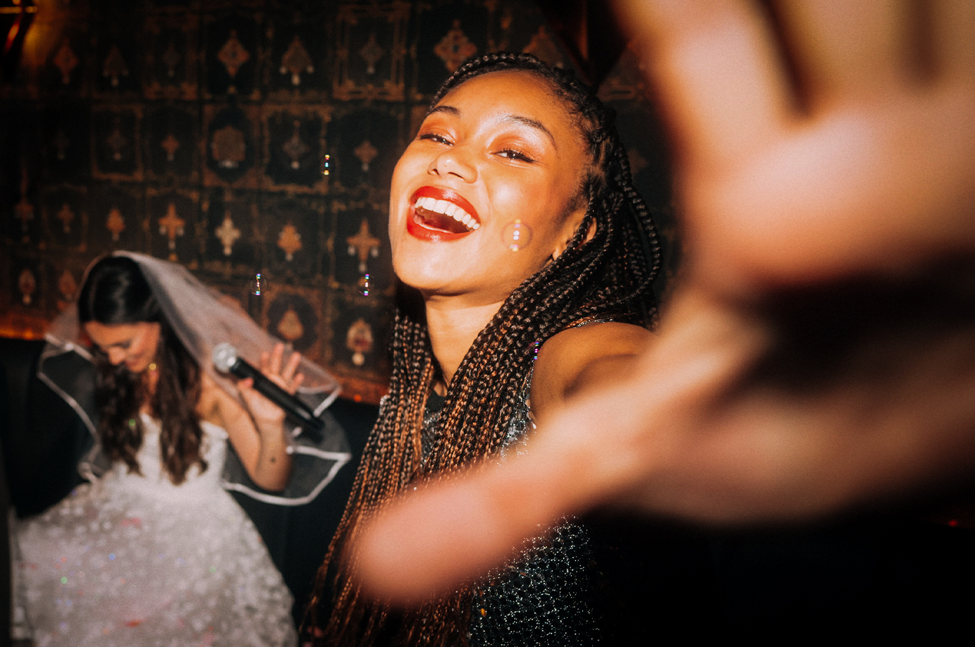 Jeune femme fêtant l'EVJF de sa meilleure amie