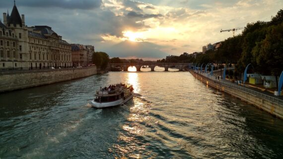 paris-1645793_1280